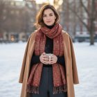 Elegancki szal damski 215x105 bordowo-beżowy z autentycznym wzorem