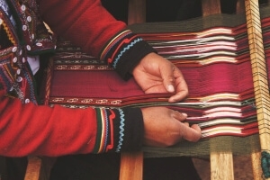Tradycyjne przygotowywanie dywan ręcznie wiązane
